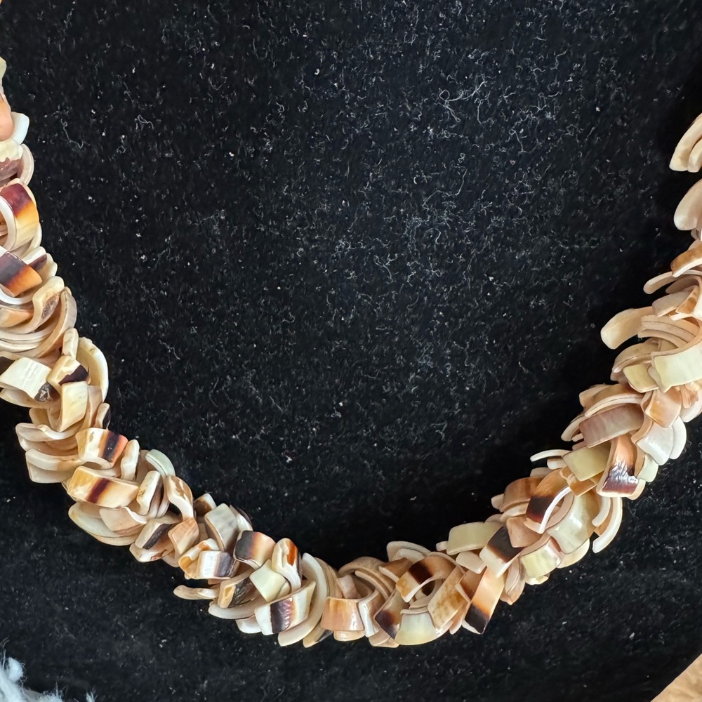 Elegant Shell Necklace - Picture 2 of 3